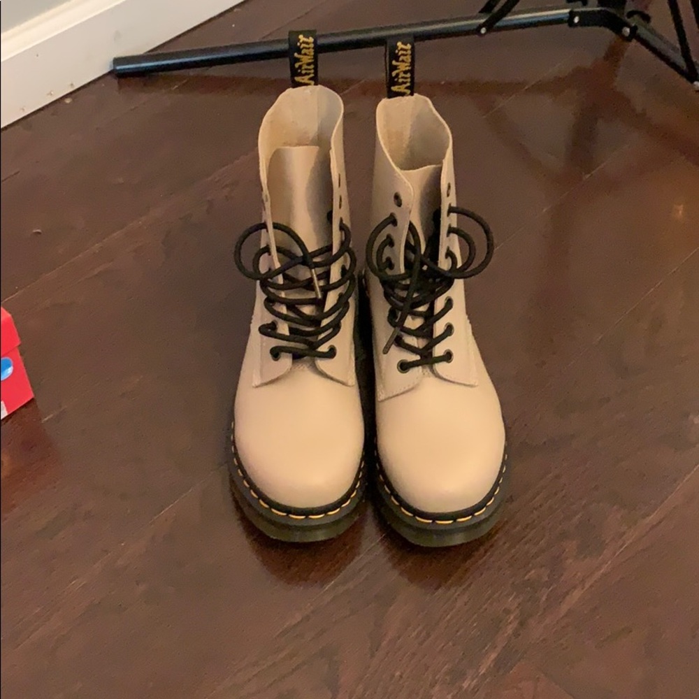 Air wait dr. martens Boots